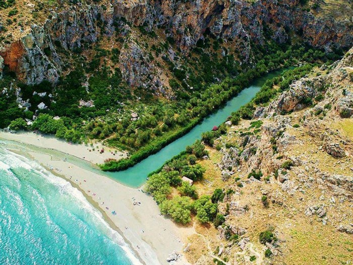 Η παράξενη παραλία της Ελλάδας που θυμίζει.. Αφρικανική όαση! - Εικόνα 2