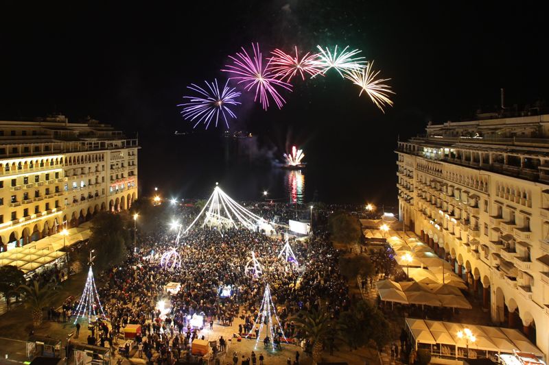 Με 3.000 Πυροτεχνήματα Υποδέχτηκε η Θεσσαλονίκη το 2017! - Εικόνα 1