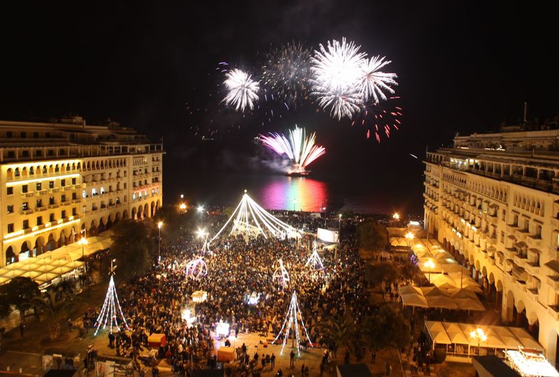 Με 3.000 Πυροτεχνήματα Υποδέχτηκε η Θεσσαλονίκη το 2017! - Εικόνα 2