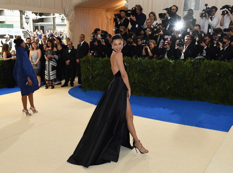 Met Gala: Παρέλαση αστέρων στο κόκκινο χαλί… - Εικόνα 11