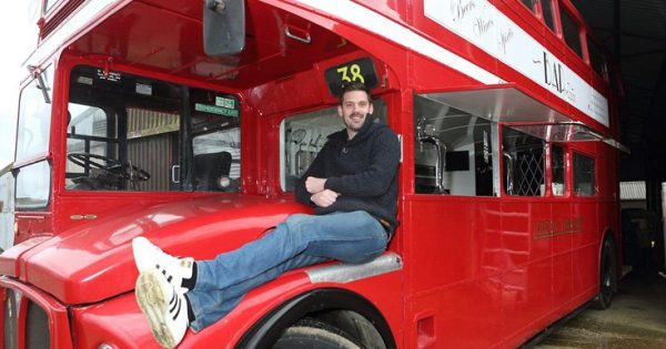 Ξόδεψε 20 μήνες για να μετατρέψει ένα παλιό λεωφορείο σε μετακινούμενη παμπ