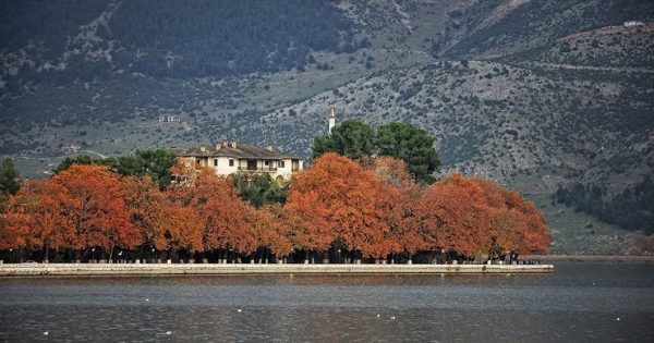 Το μοναδικό κατοικημένο νησί λίμνης στον κόσμο χωρίς όνομα βρίσκεται στην Ελλάδα!