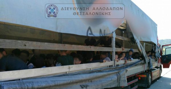 Χρυσές δουλειές για διακινητές προσφύγων στη Θεσσαλονίκη.