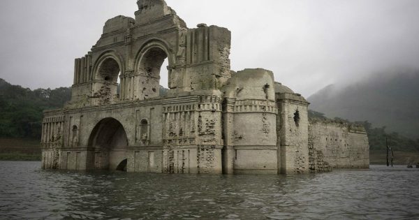 Μεξικό: Εκκλησία 400 ετών αναδύεται από το νερό!