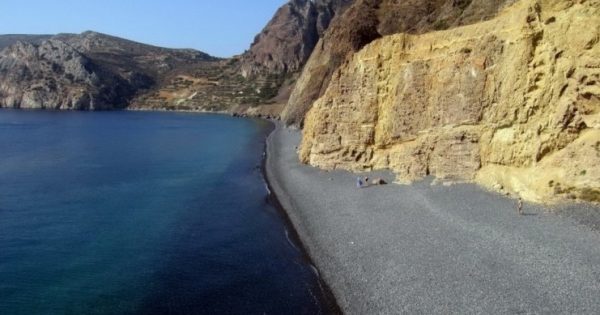 Η «μαύρη» παραλία της Ελλάδας που όμοια της δεν υπάρχει πουθενά αλλού στον κόσμο
