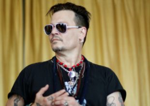 Επειδή ο κατήφορος δεν έχει τέλος, ο Johnny Depp έχει προσλάβει άτομο για να του διαβάζει τις ατάκες στις ταινίες