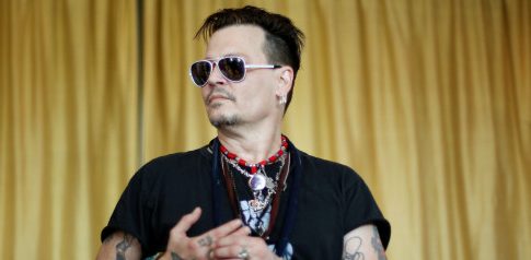 Επειδή ο κατήφορος δεν έχει τέλος, ο Johnny Depp έχει προσλάβει άτομο για να του διαβάζει τις ατάκες στις ταινίες