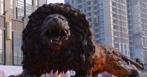 Το τεράστιο ξυλόγλυπτο λιοντάρι που έσπασε ΚΑΘΕ ρεκόρ